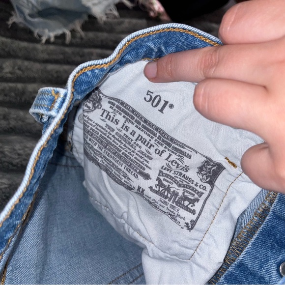 Levi’s high rise shorts - Picture 4 of 9